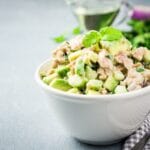 Salada Rápida com Atum, Abacate, Pepino e Salsão