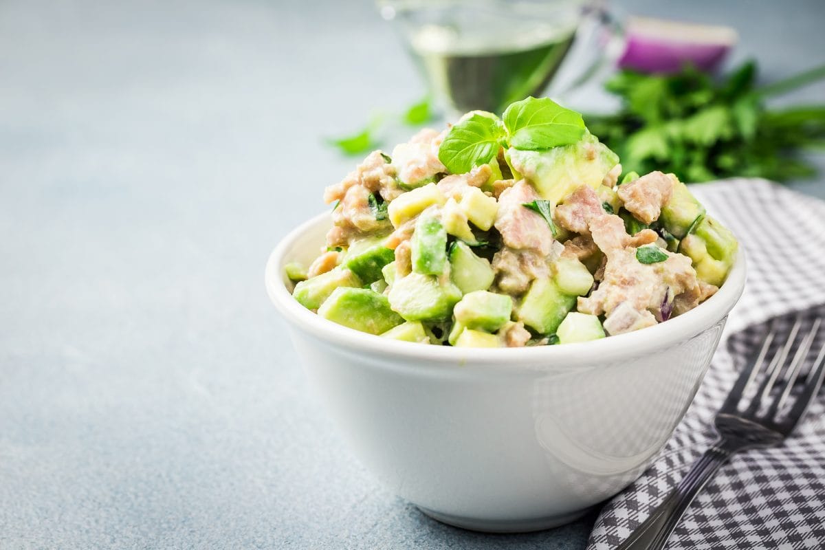 Salada Rápida com Atum, Abacate, Pepino e Salsão