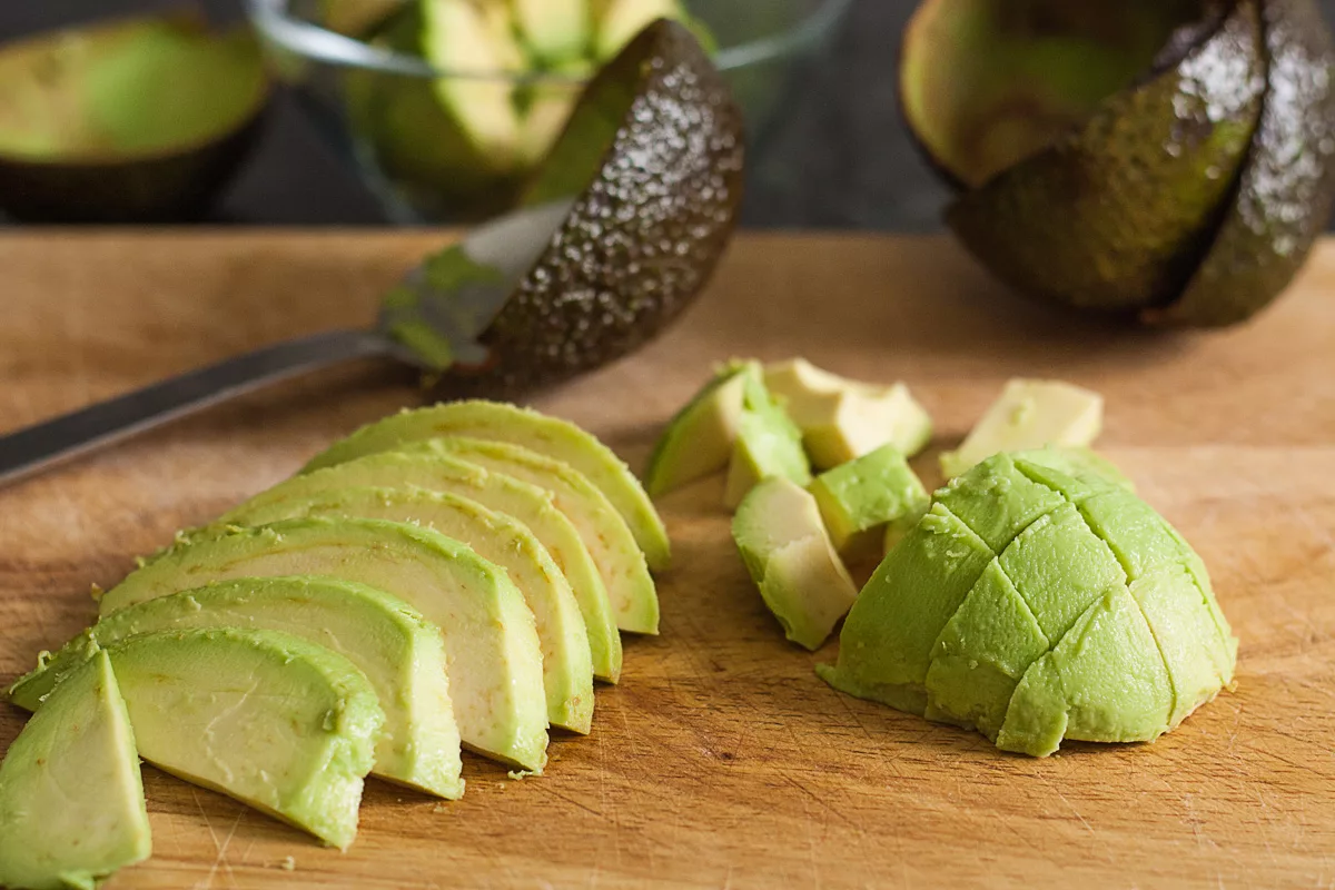 Salada Rápida com Atum, Abacate, Pepino e Salsão