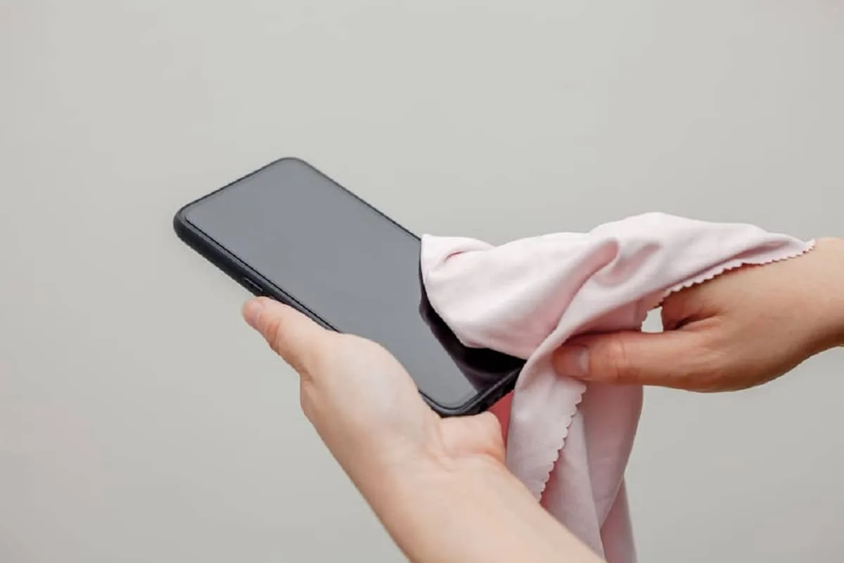 Passo a Passo: Como Limpar com Segurança o Seu iPhone da Sujeira