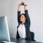 3 sinais físicos de que o seu corpo está a pedir uma pausa, de acordo com a psicologia