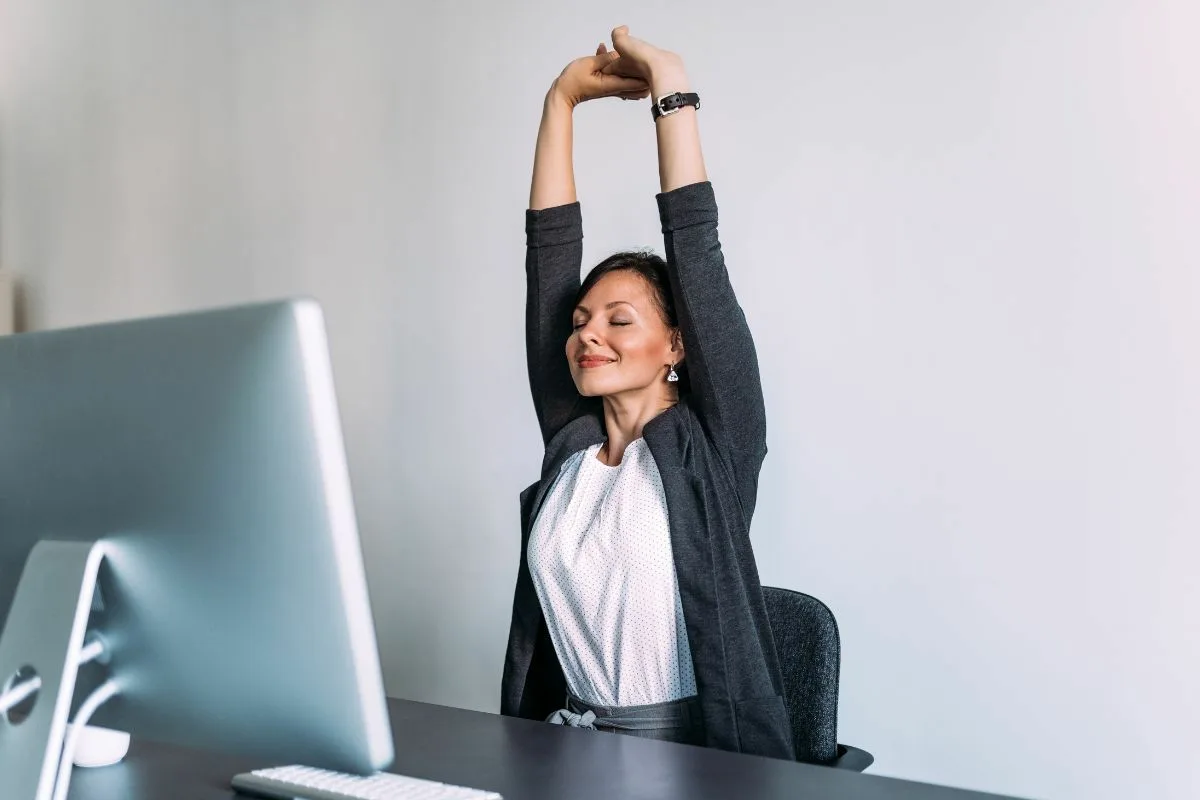 3 sinais físicos de que o seu corpo está a pedir uma pausa, de acordo com a psicologia