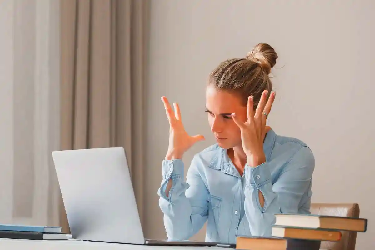 3 sinais físicos de que o seu corpo está a pedir uma pausa, de acordo com a psicologia