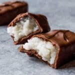 Quadrados de coco mergulhados em chocolate: a sobremesa mais fácil e deliciosa