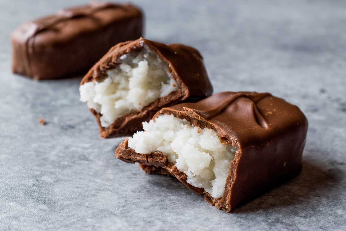 Quadrados de coco mergulhados em chocolate: a sobremesa mais fácil e deliciosa