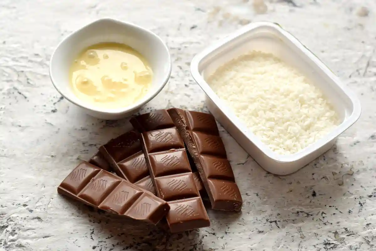 Quadrados de coco mergulhados em chocolate: a sobremesa mais fácil e deliciosa