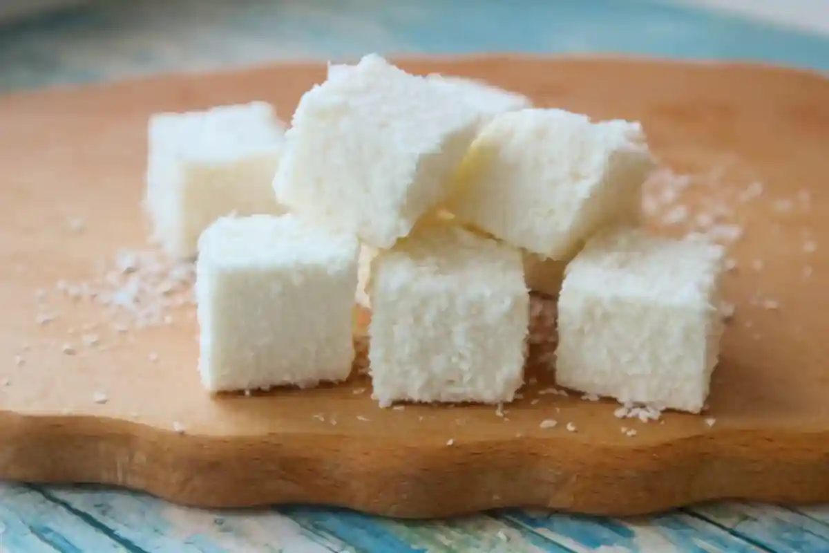 Quadrados de coco mergulhados em chocolate: a sobremesa mais fácil e deliciosa