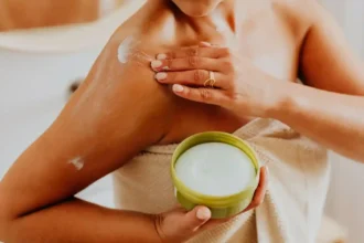 Esfoliante de açúcar e óleo de coco: o novo melhor amigo da sua pele para um brilho natural