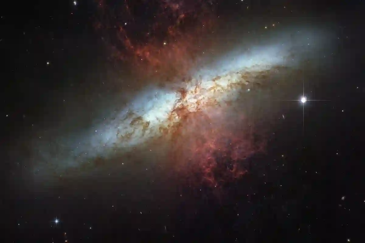 O Nascimento de uma Supernova na Galáxia M82: Um Espetáculo Cósmico Inesquecível