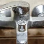 O truque surpreendente com folha de alumínio para remover o calcário da torneira em minutos