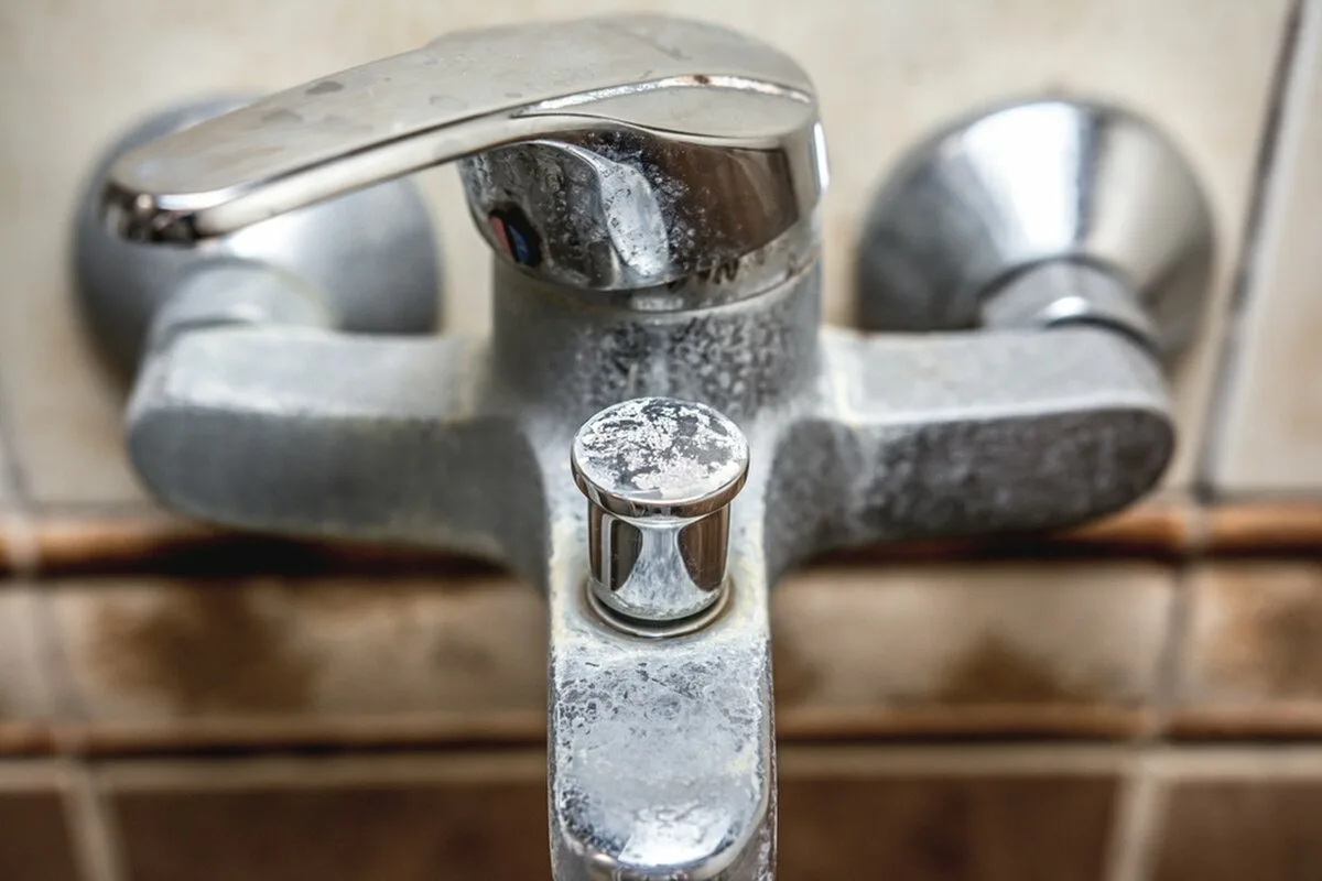 O truque surpreendente com folha de alumínio para remover o calcário da torneira em minutos