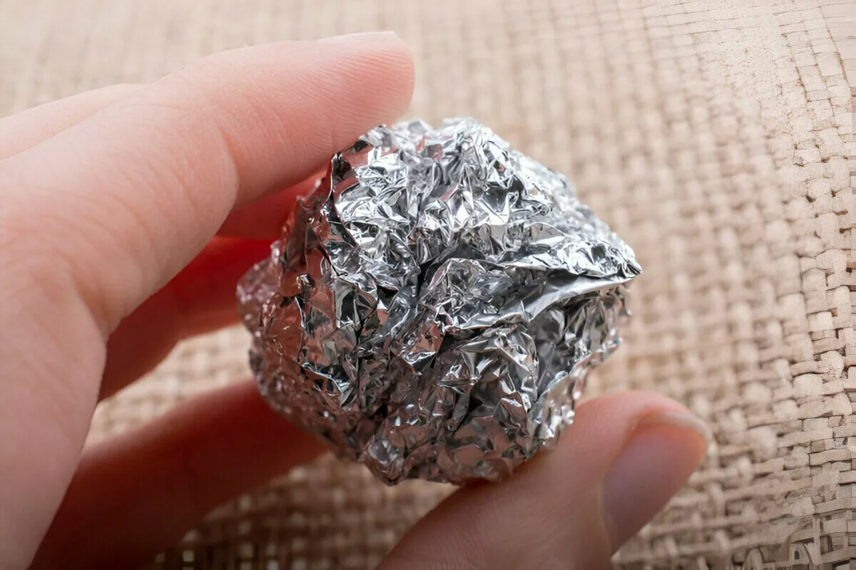 O truque surpreendente com folha de alumínio para remover o calcário da torneira em minutos