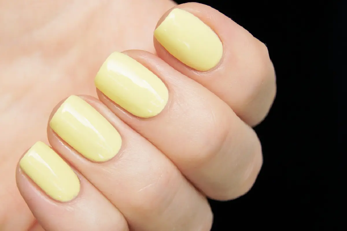 3 Designs de Manicure em Tons Pastel para Unhas Curtas