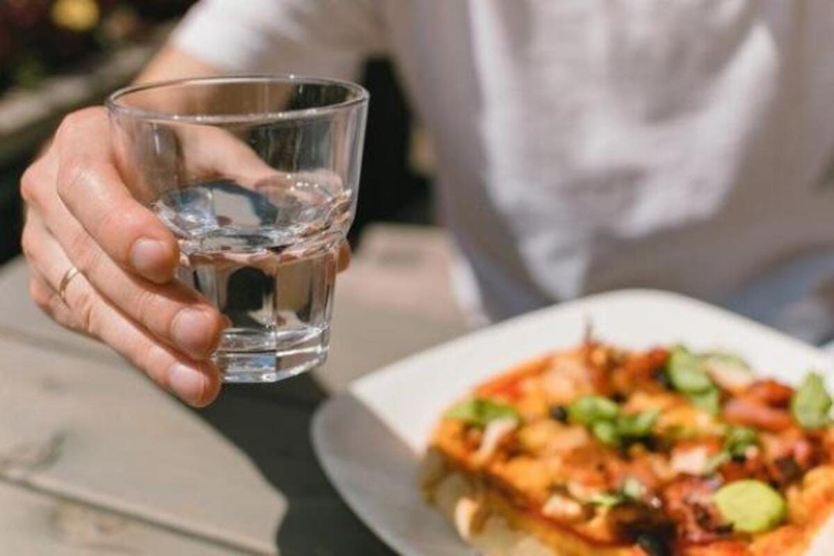 Beber Água Durante as Refeições Faz Bem, Mas Você Pode Estar Cometendo Este Erro