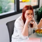 Beber Água Durante as Refeições Faz Bem, Mas Você Pode Estar Cometendo Este Erro
