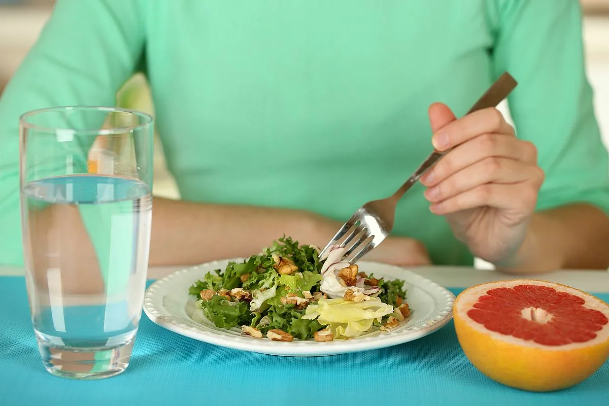 Beber Água Durante as Refeições Faz Bem, Mas Você Pode Estar Cometendo Este Erro