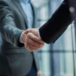Por Que Algumas Pessoas Apertam Forte a Mão ao Cumprimentar: O Que Revela a Psicologia