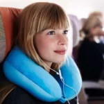 Truque para Dormir no Avião Sem Janela: Como Descansar com uma Almofada de Viagem