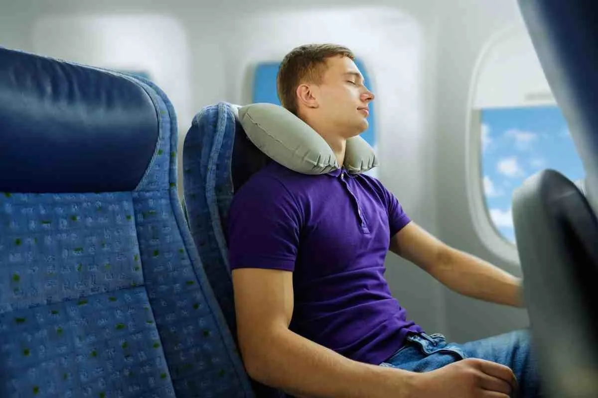 Truque para Dormir no Avião Sem Janela: Como Descansar com uma Almofada de Viagem