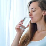 Beber Água de Manhã em Jejum: Vale a Pena o Hábito?