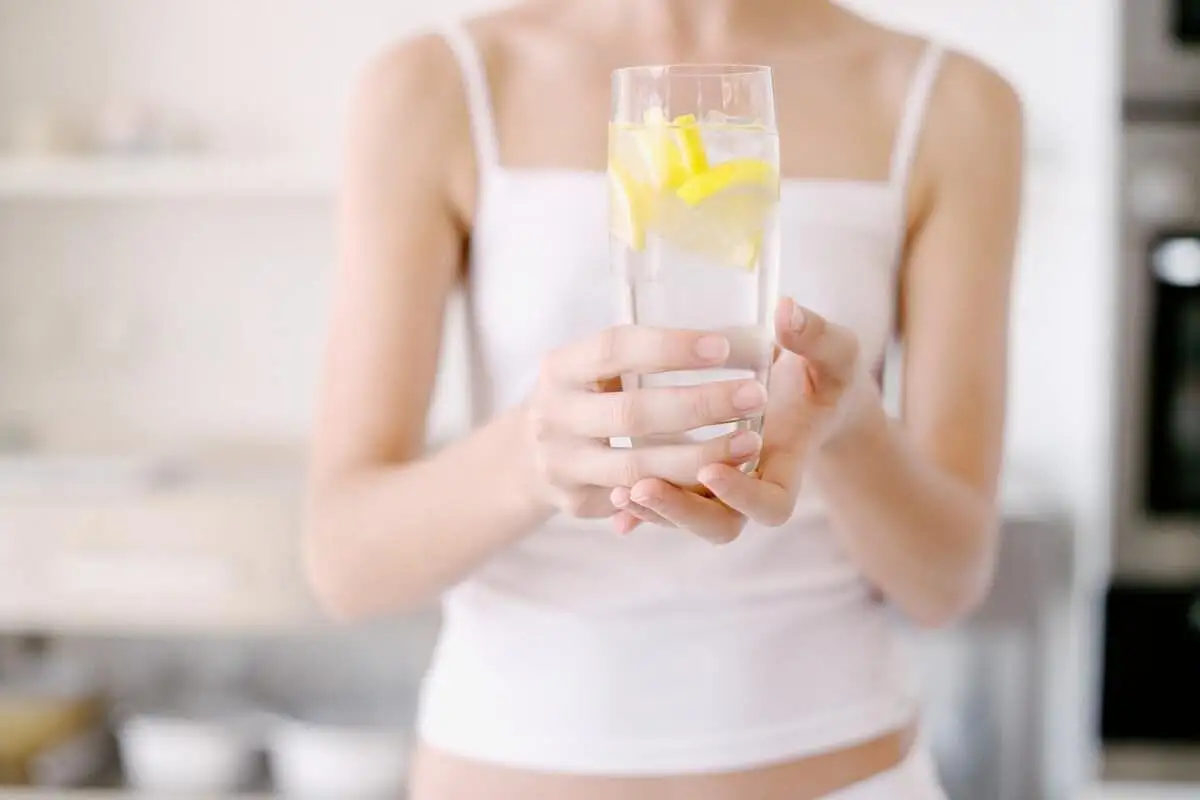 Beber Água de Manhã em Jejum: Vale a Pena o Hábito?