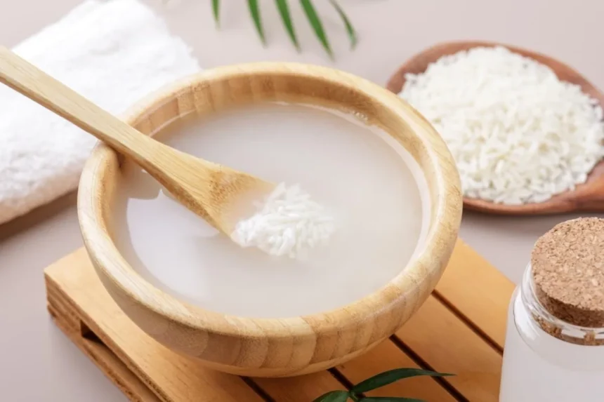 Água de arroz para o rosto: Como usá-la para hidratar, remover manchas e reduzir rugas