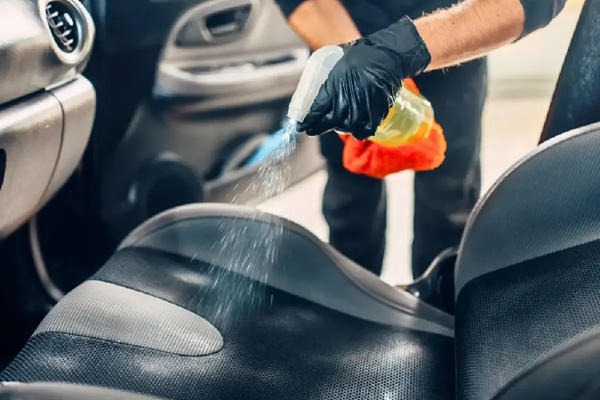 Por que Borrifar Vinagre nos Bancos do Carro: Um Truque Eficaz e Econômico