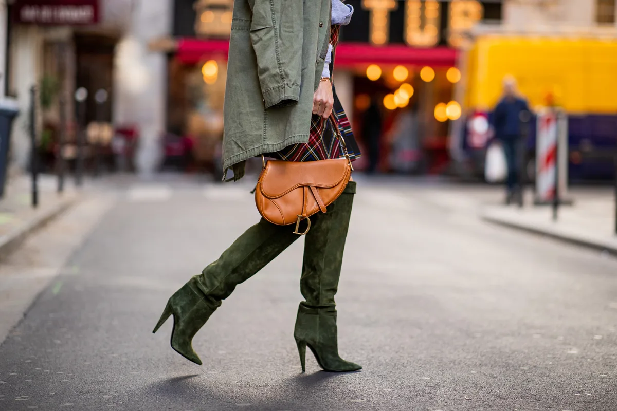 Estética e Praticidade: Botas Plissadas do Passado Voltam à Moda