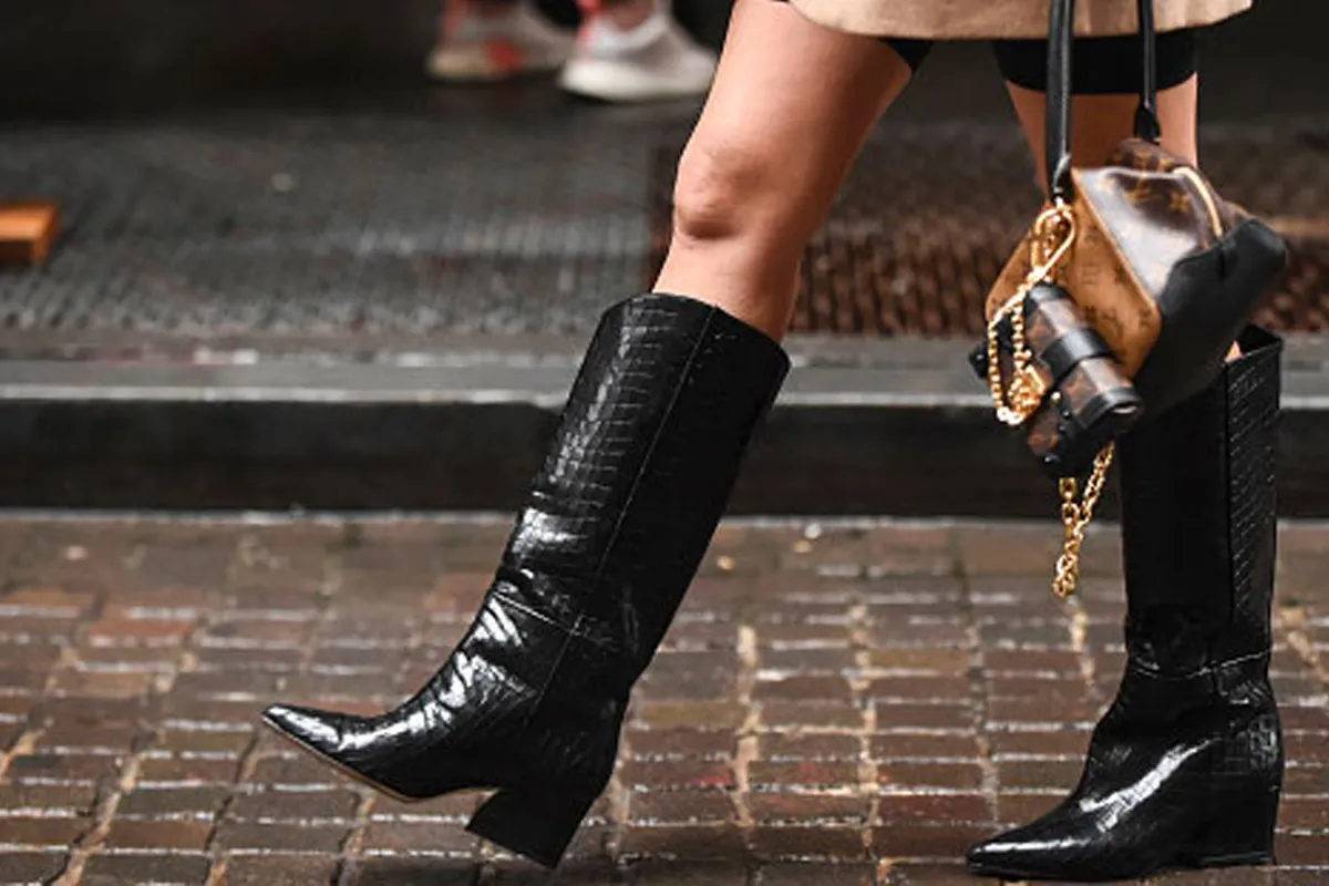 Estética e Praticidade: Botas Plissadas do Passado Voltam à Moda