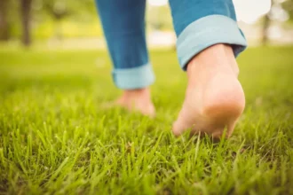 O Que Significa Preferir Caminhar Descalço, Segundo a Psicologia do Comportamento
