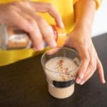 Por que Adicionar Canela ao Café? Um Médico Explica os Benefícios