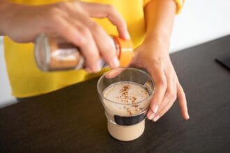 Por que Adicionar Canela ao Café? Um Médico Explica os Benefícios