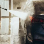 Como Aplicar Cera na Lavagem de Autosserviço para Fazer seu Carro Brilhar