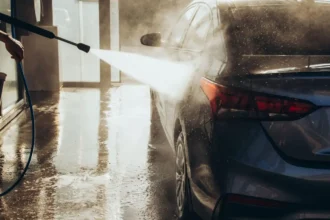Como Aplicar Cera na Lavagem de Autosserviço para Fazer seu Carro Brilhar