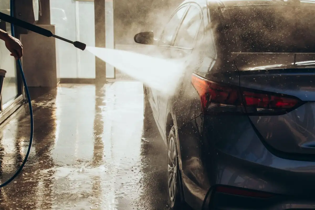 Como Aplicar Cera na Lavagem de Autosserviço para Fazer seu Carro Brilhar