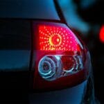 Por que Alguns Carros Têm Pisca-Piscas Traseiros Vermelhos? A Razão Histórica