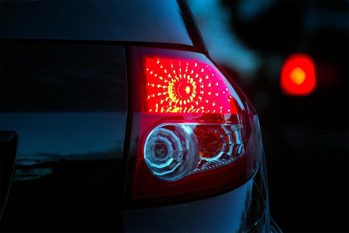 Por que Alguns Carros Têm Pisca-Piscas Traseiros Vermelhos? A Razão Histórica