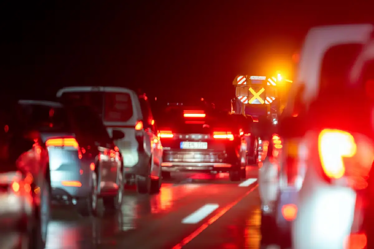 Por que Alguns Carros Têm Pisca-Piscas Traseiros Vermelhos? A Razão Histórica