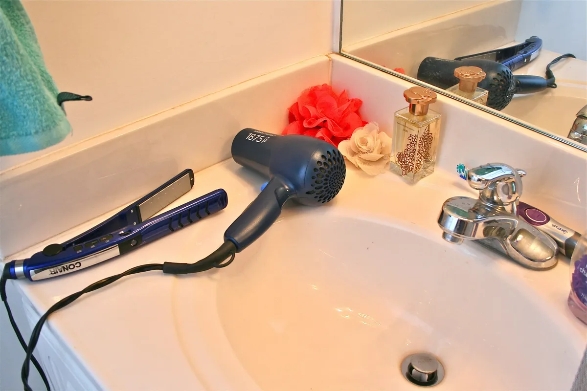 Cinco Coisas que Nunca Deve Guardar na Bancada da Casa de Banho