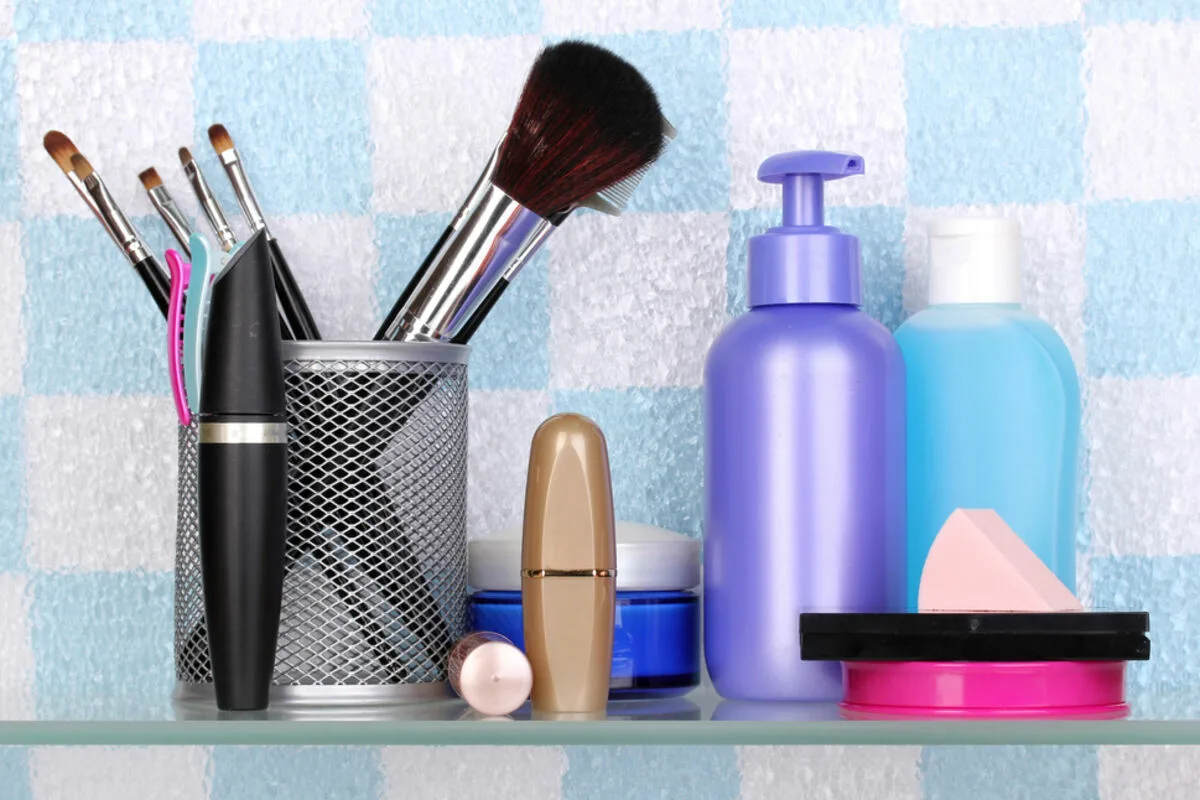 Cinco Coisas que Nunca Deve Guardar na Bancada da Casa de Banho