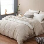 Não Só para Dormir: A Nova Tendência que Substitui Cobertores e Transforma Sua Cama na Estrela do Quarto