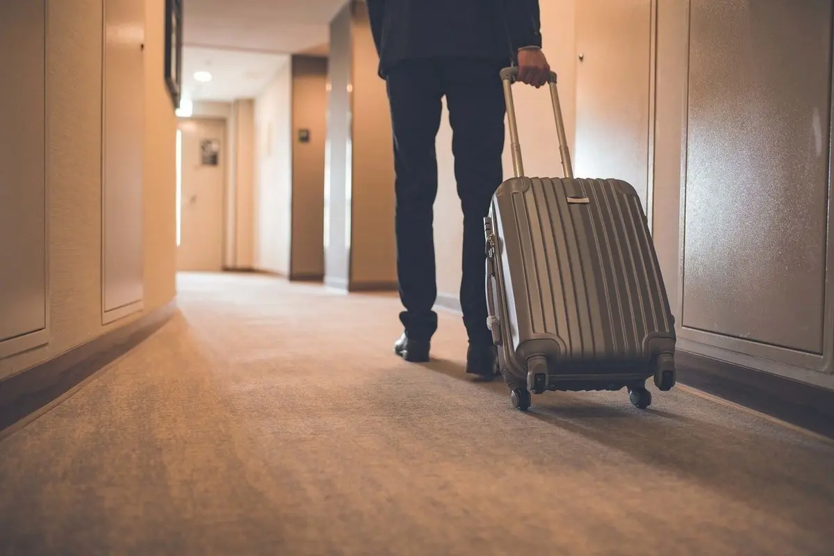 De Chinelos a Medicamentos: Coisas que os Portugueses Mais Esquecem nas Viagens