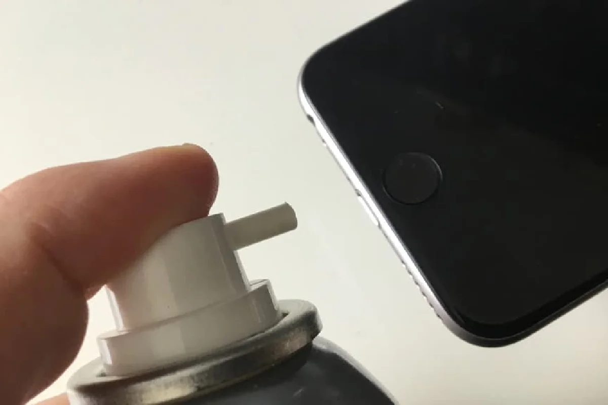 Como Limpar o Conector de Carga do Smartphone: O Método Correto e Seguro