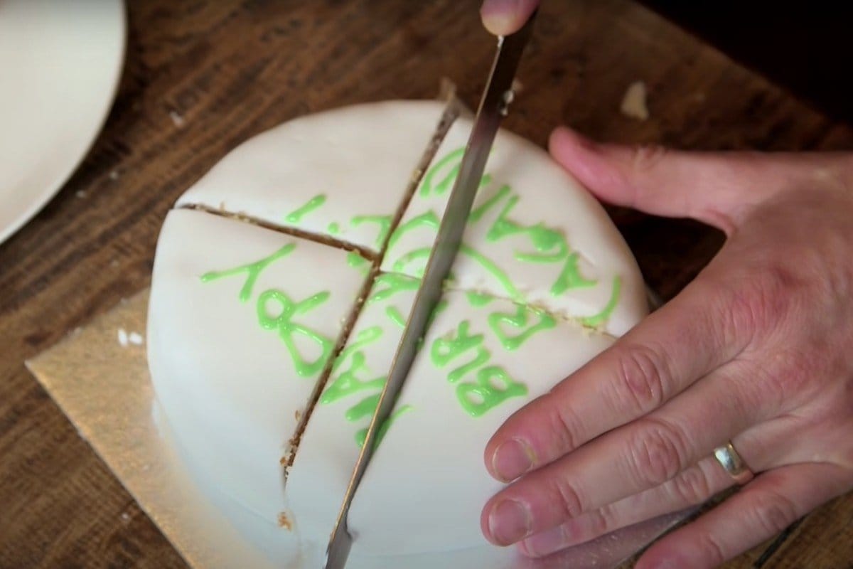 Como Manter um Bolo Cortado Fresco: Um Truque Simples e Eficaz