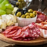 Sem Película Plástica nem Alumínio: O Truque Definitivo para Conservar Queijo e Embutidos Sem Secarem