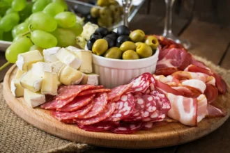 Sem Película Plástica nem Alumínio: O Truque Definitivo para Conservar Queijo e Embutidos Sem Secarem