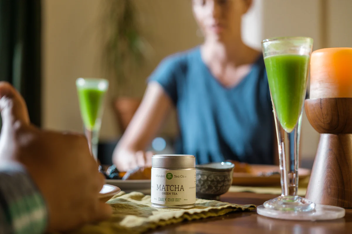 Coquetéis com Matcha Não Tornam o Álcool Saudável: Mito Desmentido por Nutricionistas