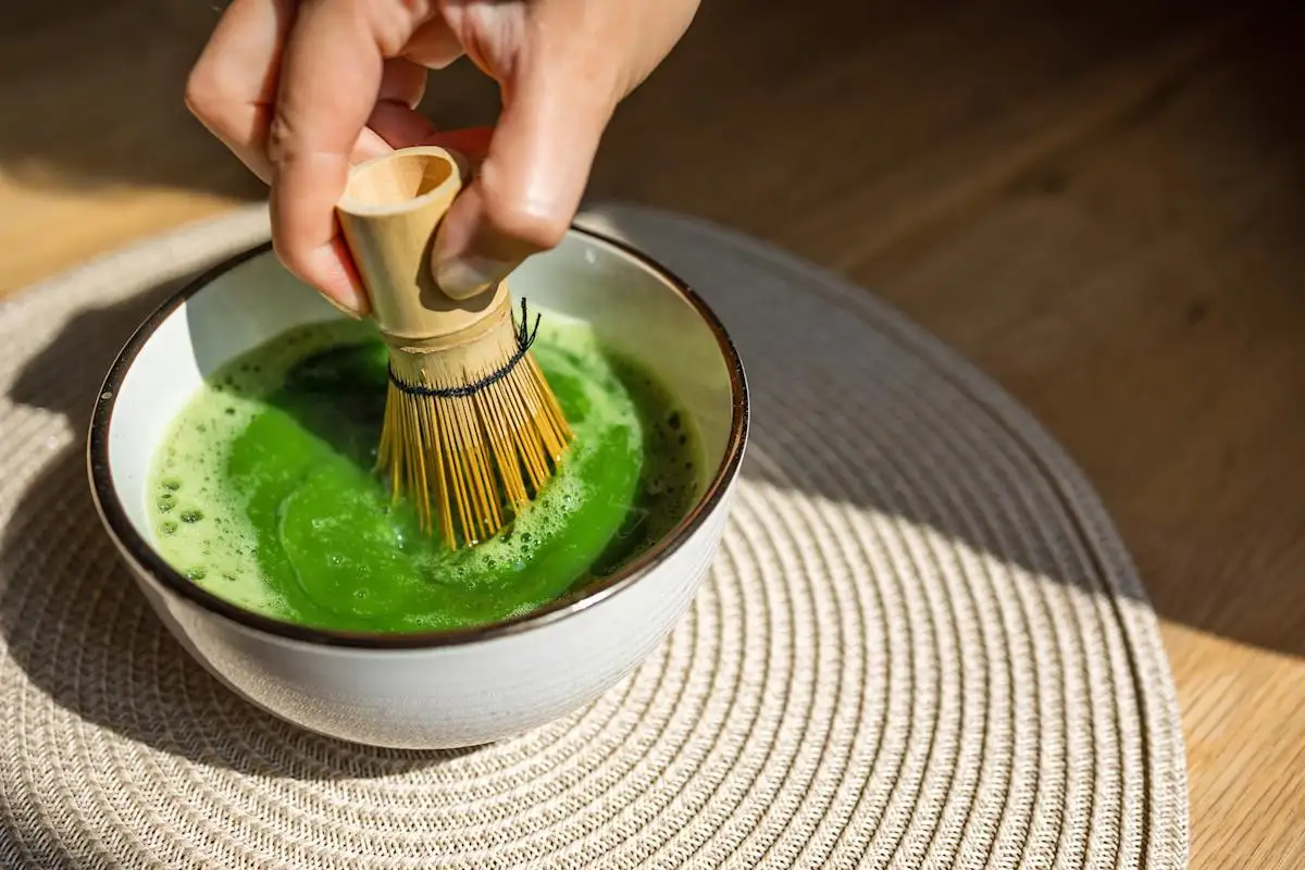 Coquetéis com Matcha Não Tornam o Álcool Saudável: Mito Desmentido por Nutricionistas