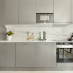 Adeus ao Cinzento e Branco: A Cor Tendência para Fazer a Tua Cozinha Parecer Maior