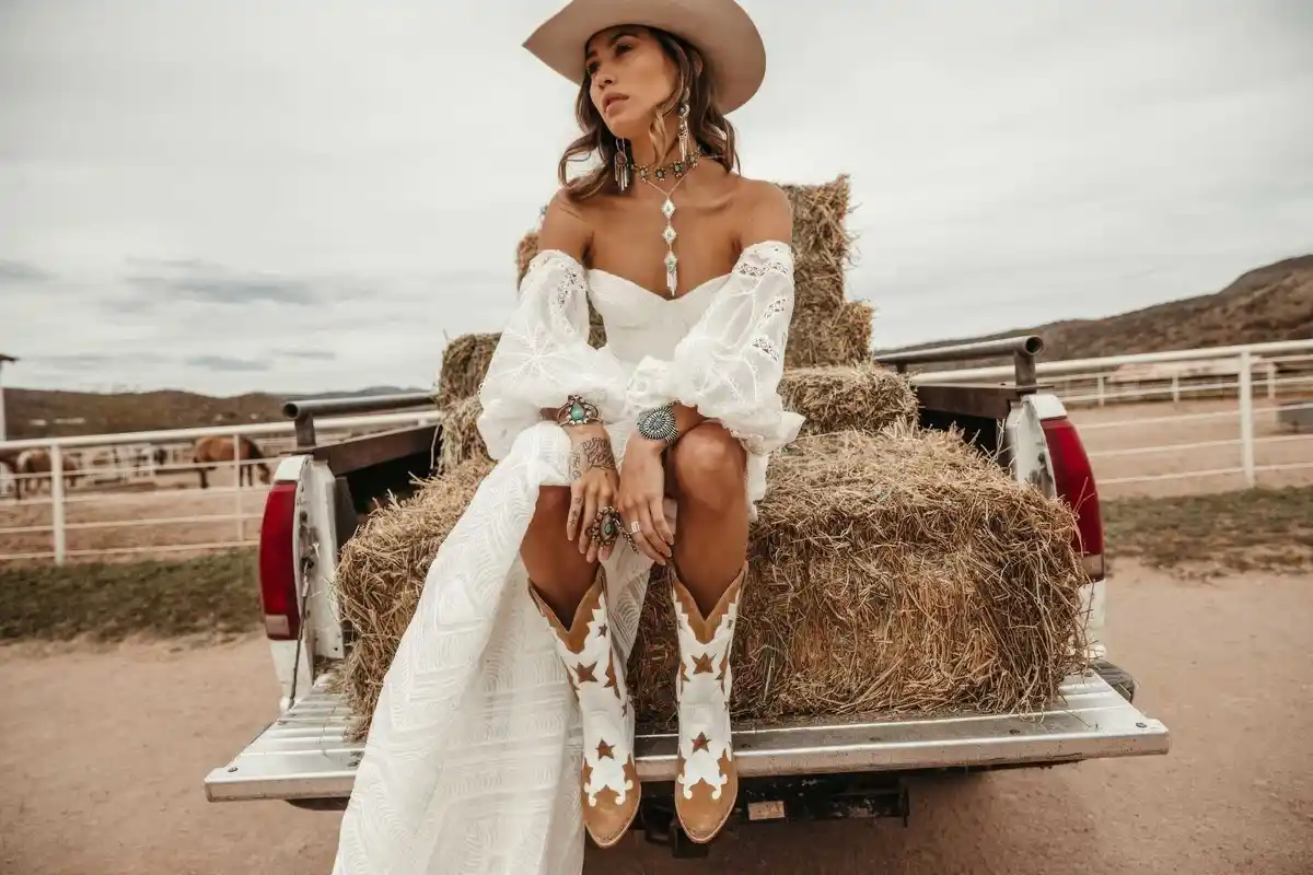 Cowboy Chic: Minissaia Bege e Botas com Franjas, uma Tendência que Impõe Estilo